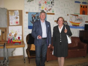 Vaikų  užimtumo  patalpose Agentūros vadovė Virginija Kairienė su  Seimo nariu Artūru Paulausku 
