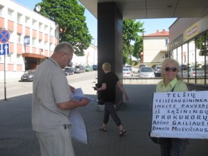 Piketas prie Telšių teismo ir prokuratūros